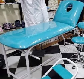 طاولةً الفحص (حجامة وتدليك)